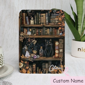 K&ouml;nnte beinhalten: Dekoratives Panel mit einer Illustration eines B&uuml;cherregals voller alter B&uuml;cher, Flaschen und Kristalle. Eine schwarze Katze sitzt auf einem Regal. Die Worte "Custom Name" erscheinen unten.