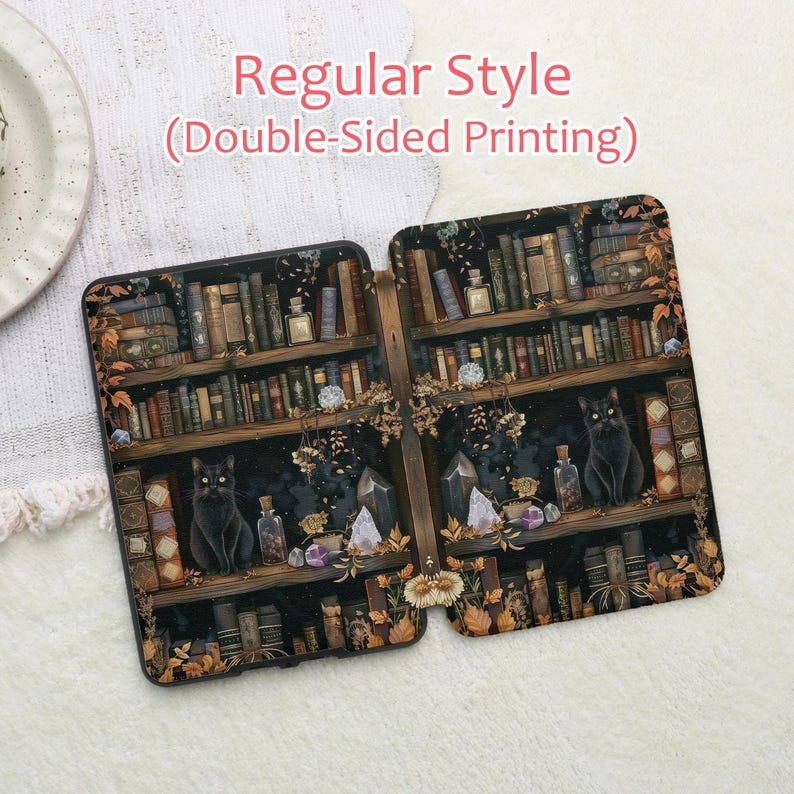 K&ouml;nnte beinhalten: Eine doppelseitig bedruckte H&uuml;lle mit einer detaillierten Illustration eines B&uuml;cherregals voller B&uuml;cher, Tr&auml;nke und einer schwarzen Katze. Die H&uuml;lle hat ein dunkles Farbschema mit Akzenten in Gold und Orange, und der Text "Regular Style (Double-Sided Printing)" ist sichtbar.