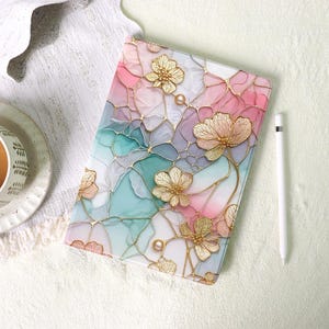 Glasmalerei Pink Floral iPad Hülle mit Stifthalter für 2025 2024 neu A16 Air 7/6/5 iPad 10 10.9 &quot;, 10.2 &quot;iPad Pro 11 &quot;12.9&quot; 13 &quot;&quot;Mini 6/7.&quot;