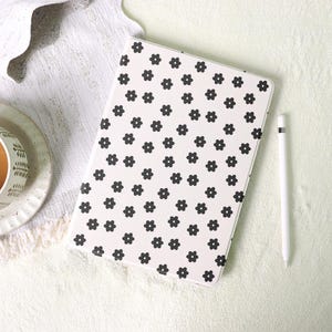 Cute and Elegant Little Flower iPad Case with Pencil Holder for New 2025 2024 Air 7/6/5 iPad 10 10.9&quot;, 10.2&quot; iPad Pro 11&quot;12.9&quot; 13&quot; Mini 6/7