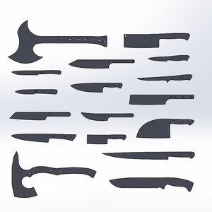 Peut inclure: Une collection de couteaux gris foncé et une hache sont disposés sur un fond blanc. L'assortiment comprend différentes tailles et formes, des petits couteaux d'office aux grands couperets et une hache de style tomahawk. Les lames sont toutes orientées dans la même direction.