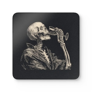 Könnte beinhalten: Schwarzer quadratischer Untersetzer mit einer sepiafarbenen Illustration eines Skeletts, das Wein trinkt. Das Skelett trägt einen Mantel, vor dunklem Hintergrund. Ein einzigartiges Wohnaccessoire im Gothic-Stil.