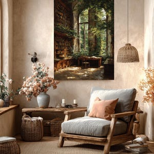 Puede incluir: Una escena interior detallada con una obra de arte enmarcada que representa una biblioteca con una gran ventana y vegetación. Un sillón de madera con un cojín gris y una almohada melocotón se encuentra sobre una alfombra tejida. Un banco de madera contiene un jarrón con flores y dos cestas de mimbre.
