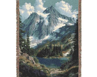 Può includere: Coperta tessuta raffigurante un paesaggio montano con cime innevate, un lago e alberi sempreverdi. La tavolozza dei colori comprende sfumature di blu, verde e marrone. La coperta ha un bordo sfrangiato ed è progettata per l'arredamento della casa.