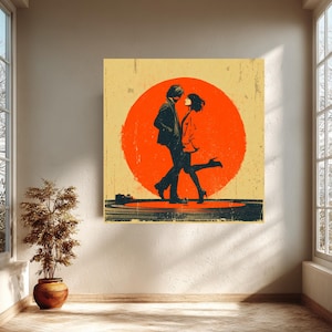 Puede incluir: Una impresión artística enmarcada que presenta una pareja en silueta, caminando uno hacia el otro. La obra de arte tiene una estética vintage, con un gran círculo naranja en el fondo. La pareja está representada en negro, con la pierna de la mujer levantada. El fondo es beige claro.