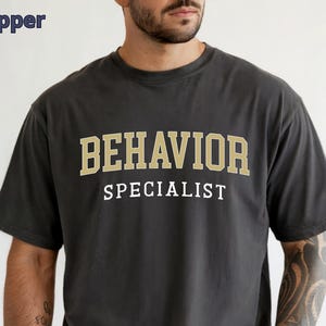 Camiseta Comfort Colors para Especialista em Comportamento, Camiseta para Terapeuta ABA, Camiseta para RBT/BCBA, Camiseta para Analista do Comportamento, Camiseta para Especialista em Comportamento Escolar