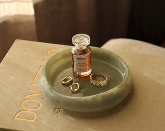 Bandeja orgánica escultural Drift: plato artesanal para guardar baratijas, joyas, recipiente para guardar objetos pequeños, regalo para dama de honor o despedida de soltera.