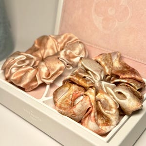 Satijnen scrunchieset: schilderachtig goud en blush haarelastiekjes, vintage stijl