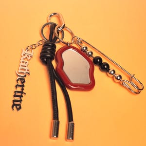 Gepersonaliseerde naamsleutelhanger bedelset, gotische aangepaste naamsleutelhanger met spiegel en speld, esthetische tasbedel, statement sleutelhanger, cadeau voor haar