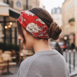 Rotes Blumen Stirnband | Boho Twist Haarband für Frauen | Breiter Stoffturban | Yoga, Strand & Alltag Haarschmuck | Vintage-Stil | 20×10cm