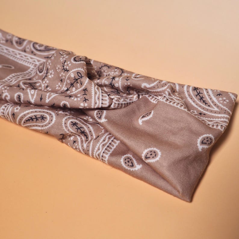 Hoofdband met bloemen | Boho twist haarband voor dames | Brede stoffen tulband | Yoga-, strand- en alledaagse haaraccessoires | Vintage stijl | 20×10 cm Beige