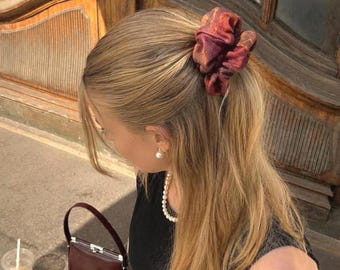 Bordeauxrode satijnen scrunchie, bedrukte haarelastiekje, Frans meisjeshaaraccessoire, zomerse paardenstaarthouder, handgemaakt cadeau voor haar