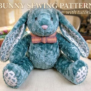Può includere: Un coniglio di peluche color verde acqua con un papillon, con un motivo paisley all'interno delle orecchie e sui cuscinetti dei piedi. Il testo "BUNNY SEWING PATTERN with tutorial" è in alto.