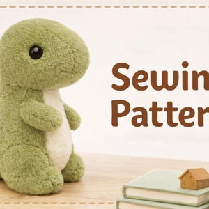 Op de afbeelding: Een pluche dinosaurus met pluizige olijfgroene vacht, een crèmekleurige buik en kleine limoengroene stekels op de rug. De tekst "Sewing Pattern" staat in bruine letters rechts van het speelgoed, naast een klein houten huismodel.