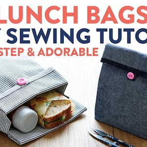 Könnte beinhalten: Zwei handgefertigte Lunchbags sind abgebildet. Einer ist gestreift und offen, mit Essen gefüllt. Der andere ist aus Jeansstoff und mit einem rosa Knopf verschlossen. Text: "DIY LUNCH BAGS: EASY SEWING TUTORIAL STEP-BY-STEP & ADORABLE".