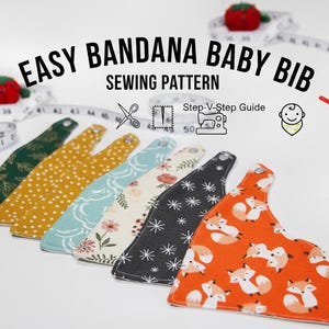 Może przedstawiać: Kolekcja kolorowych śliniaków bandana dla niemowląt z różnymi wzorami, w tym lisy i kwiaty. Obraz zawiera tekst "Easy Bandana Baby Bib Sewing Pattern" oraz miarkę.