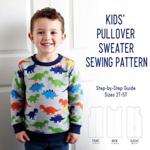 Op de afbeelding: Een kind draagt een grijze pullover met een kleurrijk dinosauruspatroon. De trui heeft marineblauwe randen en de tekst "KIDS' PULLOVER SWEATER SEWING PATTERN" is zichtbaar. Het patroon bevat een stapsgewijze handleiding voor maten 2T-5T.
