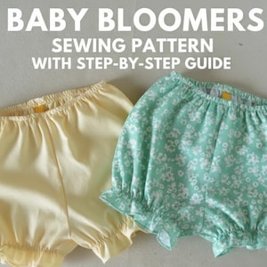 Puede incluir: Se muestran dos bloomers para bebé, uno amarillo pálido y otro verde menta con un estampado floral blanco. El texto "BABY BLOOMERS SEWING PATTERN WITH STEP-BY-STEP GUIDE" está en la parte superior. Los bloomers tienen cintura elástica y dobladillos con volantes.