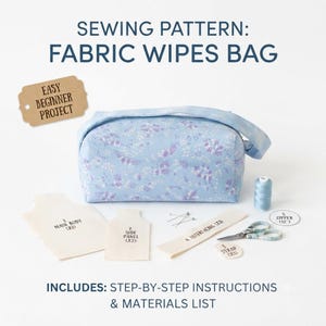 Könnte beinhalten: Ein Schnittmuster für eine Stofftasche für Feuchttücher mit hellblauem Stoff mit violettem Blumenmuster. Enthält Papierschnittteile von 1 bis 4, eine Rolle hellblaues Garn, eine Schere und ein Etikett für einen 30 cm langen Reißverschluss.