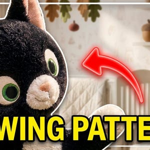 Puede incluir: Un juguete de peluche de gato negro con grandes ojos verdes, un hocico blanco y orejas internas rosadas. El texto SEWING PATTERN! se muestra en letras amarillas en negrita en la parte inferior, y una flecha roja apunta al gato desde la derecha.