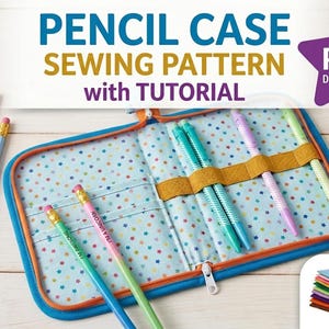 Op de afbeelding: Een blauw etui naaipatroon met tutorial, met een interieur met sterrenpatroon en een ritssluiting. De afbeelding bevat kleurrijke potloden en een stapel stoffen vierkanten. De tekst op de afbeelding luidt "PENCIL CASE SEWING PATTERN with TUTORIAL" en "PDF DOWNLOAD."