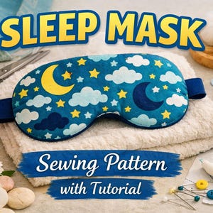 Könnte beinhalten: Eine blaue Schlafmaske mit einem Nachthimmel-Design mit Monden, Sternen und Wolken. Der Text "SLEEP MASK" und "Sewing Pattern with Tutorial" sind zu sehen. Die Maske liegt auf einem weißen Handtuch mit Nähzubehör.