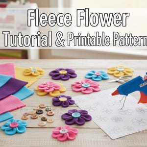 Pode incluir: Um projeto de artesanato com enfeites de flores de lã coloridas. A imagem inclui feltro de várias cores, botões, uma pistola de cola, tesouras e um padrão impresso. O texto diz "Fleece Flower Tutorial & Printable Pattern."