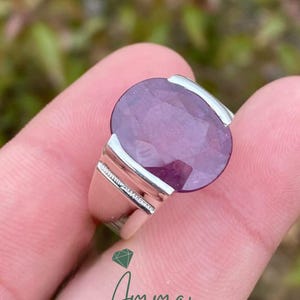 Può includere: Un set di tre tazze in ceramica con finitura opaca e macchiettata. Le tazze sono nei toni del crema, grigio chiaro e grigio scuro. Ogni tazza ha un design semplice e minimalista e un manico arrotondato.