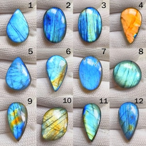 Cabochão de labradorita natural multicolorida azul brilhante. Conjunto de 60 peças de pedras preciosas polidas, com formatos e tamanhos variados, para confecção de joias.
