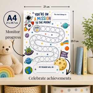 Puede incluir: Tabla de recompensas tamaño A4, 21 x 29,7 cm, con temática espacial. La tabla presenta un astronauta, un cohete, planetas y el texto "You're on a Mission to the Moon!". Incluye espacios para controlar el progreso y celebrar logros.