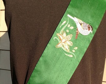 Deacon's stole, Custom on green silk, with Flax flowers and verse, Sparrow and Daylilly