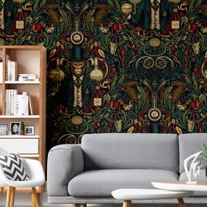 Puede incluir: Papel pintado con un patrón repetido de un mono con traje sosteniendo una botella y una copa, rodeado de elementos botánicos. El diseño incluye botellas, frutas y detalles ornamentados en tonos verdes, rojos y dorados sobre un fondo oscuro. Una estantería, una silla y un sofá están en primer plano.