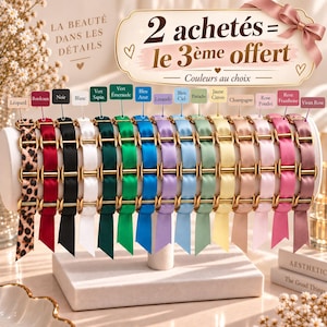 Pode incluir: Uma coleção de quinze pulseiras de fita de cetim com elos metálicos dourados. As pulseiras estão dispostas em fila num suporte branco, exibindo cores como estampado de leopardo, bordeaux, preto, branco, verde, azul, lavanda e rosa.