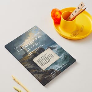 May include: A book titled "LA EXPEDICIÓN AL FARO OLVIDADO" with a lighthouse illustration, a yellow pen, a yellow pencil, a yellow cup, a yellow plate, paper clips, a wooden ruler, and an orange decorative item. The book is for 6th grade.