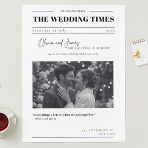 Op de afbeelding: Een trouwuitnodiging ontworpen als een voorpagina van een krant. De kop luidt "THE WEDDING TIMES" met de namen "Olivia and James" en een zwart-witfoto van het paar. Inclusief een kleine vetplant en briefpapier.