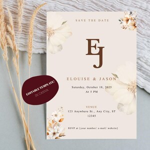 Op de afbeelding: Een beige trouwuitnodiging met bloemaccenten en de tekst "SAVE THE DATE". Het bevat de initialen "E & J" in bruin, samen met de namen "Elouise & Jason" en de trouwdatum. Een bordeauxrode sticker luidt "EDITABLE TEMPLATE! IN CANVA."