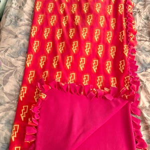 Lightning Flash Fleece Tie Blanket: Wrap yourself (or a loved one) in comfort with this handmade, no-sew fleece tie blanket!