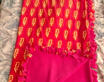 Manta de forro polar con diseño de relámpagos: cómoda, hecha a mano y sin costuras