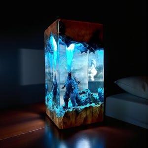 Lampe 3D Godzilla en résine - Décoration d&#39;intérieur LED monstre de film en résine en bois faite main