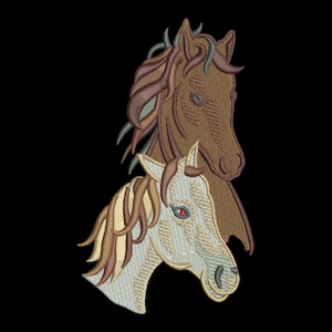 Pode incluir: Um desenho bordado com duas cabeças de cavalo. O cavalo superior é castanho com uma crina detalhada, e o cavalo inferior é cinzento claro com uma crina castanha. O fundo é preto liso.