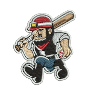 Könnte beinhalten: Ein gestickter Aufnäher mit einem Cartoon-Baseballspieler mit Bart, der eine rote Mütze mit gelbem Schirm, eine schwarze Weste und eine blaue Hose trägt. Die Figur hält einen hölzernen Baseballschläger über der Schulter und einen weißen Baseball.