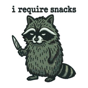 Puede incluir: Parche bordado con un mapache de dibujos animados con una máscara negra, sosteniendo un cuchillo. El mapache es gris y blanco, con el texto "i require snacks" encima. El parche está sobre un fondo blanco.