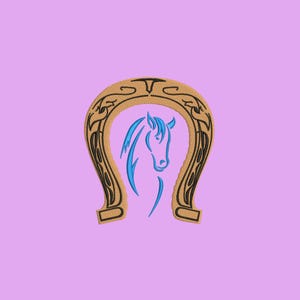 Puede incluir: Un diseño de silueta de cabeza de caballo azul dentro de una herradura marrón, con detalles decorativos negros. El diseño está sobre un fondo morado claro. Adecuado para bordados u otras manualidades.
