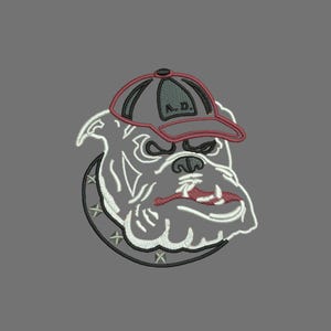 Könnte beinhalten: Gesticktes Design eines Bulldoggen mit Baseballkappe. Der Bulldogge ist grau und weiß mit einer roten und schwarzen Kappe. Auf der Kappe stehen die Buchstaben "A.D.". Der Bulldogge hat ein schwarzes Halsband mit goldenen Sternen.