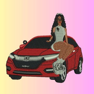 Puede incluir: Parche bordado que representa un coche rojo con techo negro y una mujer con un atuendo gris. La mujer lleva gafas y tiene el pelo largo y negro. El coche tiene ruedas negras y una parrilla negra.