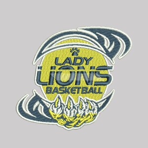 Può includere: Toppa ricamata con la scritta "LADY LIONS BASKETBALL" in blu navy e giallo. Il design include un'impronta di zampa, un cerchio giallo e dettagli blu navy. Sfondo grigio chiaro.