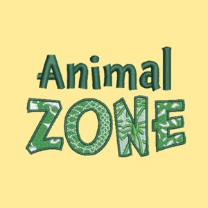 Könnte beinhalten: Eine Stickerei auf gelbem Hintergrund mit den Worten "Animal ZONE" in Dunkelgrün. Die Buchstaben haben eine strukturierte Optik, wobei die Buchstaben "Z", "O" und "E" ein weißes und grünes Muster aufweisen.