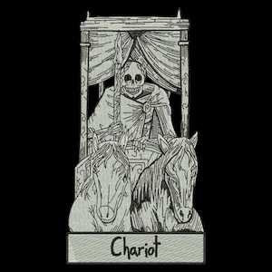 Può includere: Toppa ricamata raffigurante una figura scheletrica su un carro trainato da due cavalli. La figura tiene una lancia ed è seduta all'interno di una struttura drappeggiata. La parola "Chariot" è visualizzata in basso in una cornice rettangolare. Il design è in tonalità di grigio.