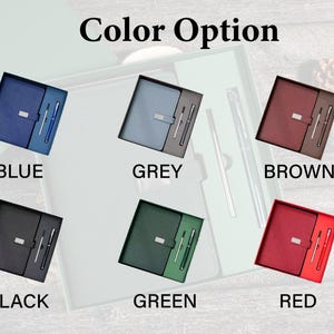 Puede incluir: Un juego de presentaci&oacute;n con un cuaderno y un bol&iacute;grafo, disponible en azul, gris, marr&oacute;n, negro, verde y rojo. El juego se muestra en una caja de regalo. El texto "Color Option" est&aacute; en la parte superior de la imagen.