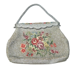 Bolso de noche vintage de los años 50 con cuentas plateadas y flores de Petit Point